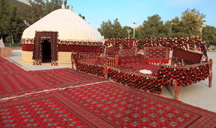 Teppichkunst in Aschgabat zum Feiertag in Turkmenistan