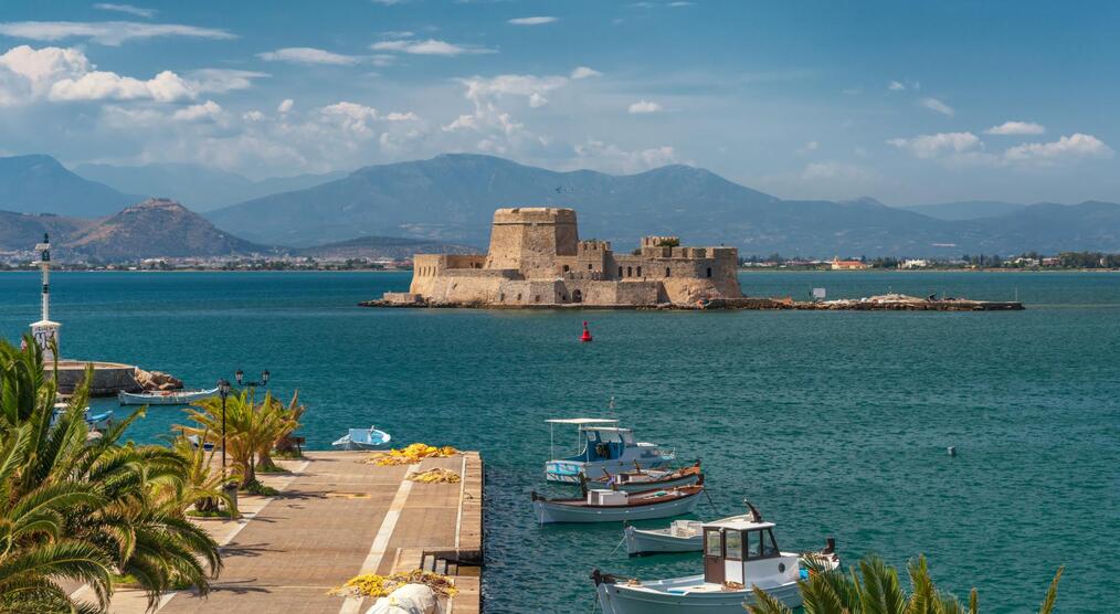 Hafen von Nafplio mit Inselburg Bourtzi im Hintergrund bei Peloponnes Reisen