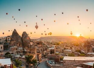 Ballons in Göreme bei Sonnenaufgang