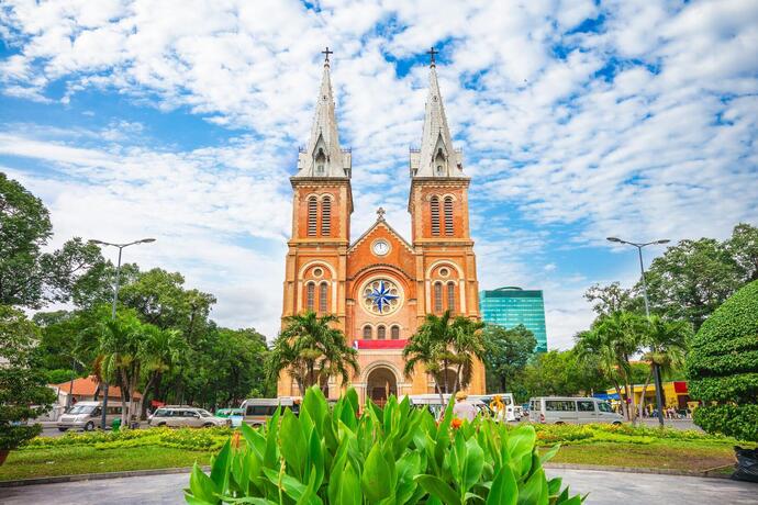 Blick auf die rote Kathedrale in Ho Chi Minh Stadt während einer Vietnam Reise