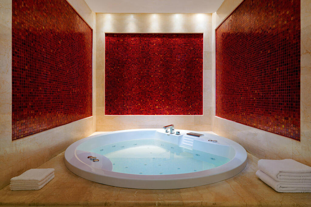 Whirlpool im Spa-Bereich