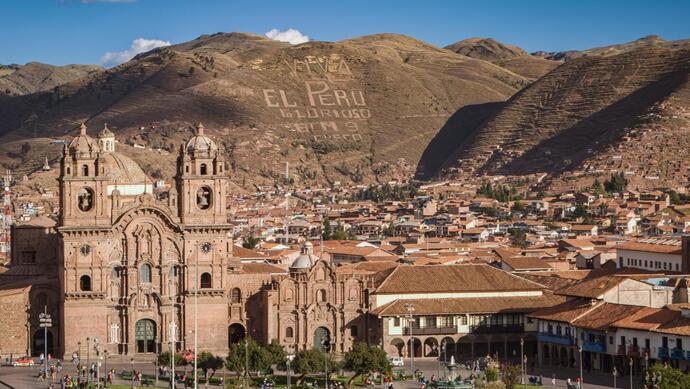 Blick auf die Kirche in der Altstadt Cusco in Peru