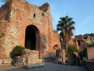 Tor in der Altstadt von Cefalú