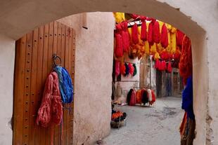 Wollbündel über Souk in Marrakesch