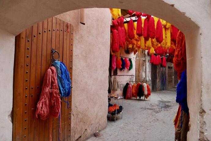 Wollbündel über Souk in Marrakesch