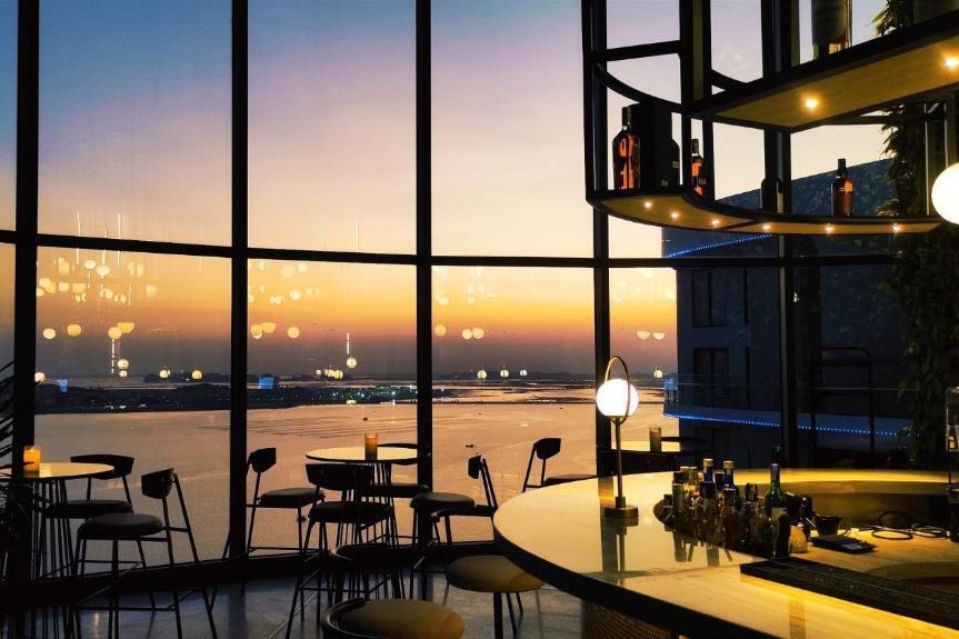 Bar mit Ausblick bei Sonnenuntergang
