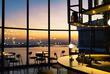 Bar mit Ausblick bei Sonnenuntergang