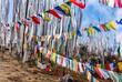 bunte tibetisch-buddhistische Gebetsfahnen