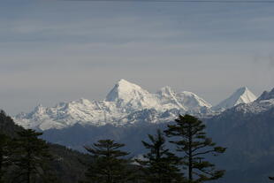 Bergkulisse der schneebdeckten Gipfel des östlichen Himalayas