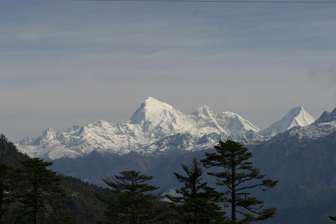 Bergkulisse der schneebdeckten Gipfel des östlichen Himalayas