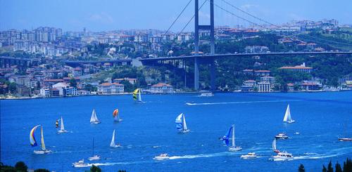 Aussicht auf Istanbul und die Faith Sultan Mehmet Brücke 