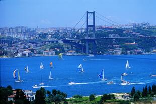 Aussicht auf Istanbul und die Faith Sultan Mehmet Brücke 