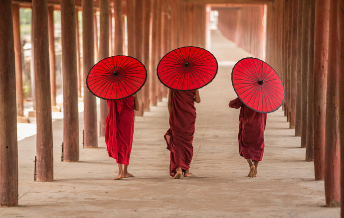 Buddhas mit roten Schirmen