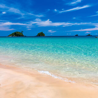 Kristallklares Wasser des Nacpan Beach auf Palawan 