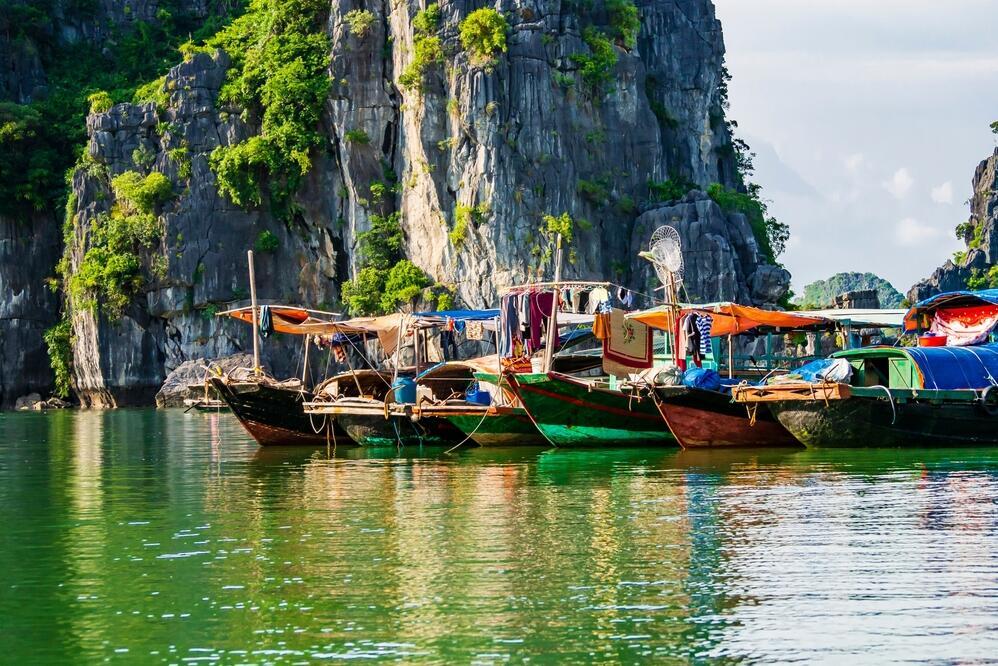 Schiffe in der Halong-Bucht 