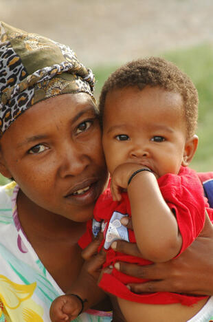 Frau aus einer Kavango Familie mit ihrem Kind