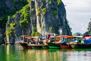 Schiffe in der Halong Bucht 