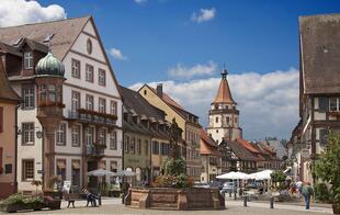Schöne Gengenbacher Altstadt mit dem Niggelturm