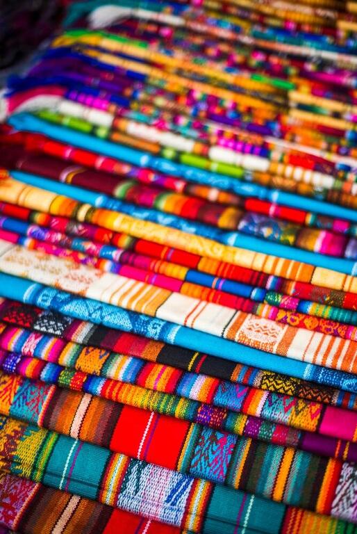 Stoffe auf dem Indomarkt in Otavalo