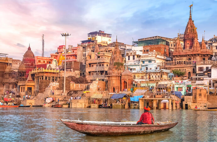 Blick auf ein Boot auf dem Ganges in der antiken Stadt Varanasi in Indien
