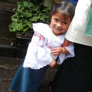 Mädchen auf dem Markt in Otavalo