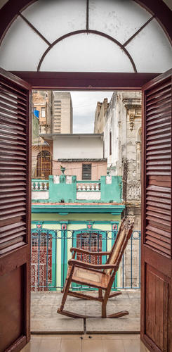 Schaukelstuhl auf einem Balkon in Havanna