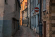 Schmale Straße in der Altstadt von Riga
