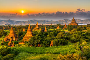 Tempel in Bagan bei Sonnenuntergang