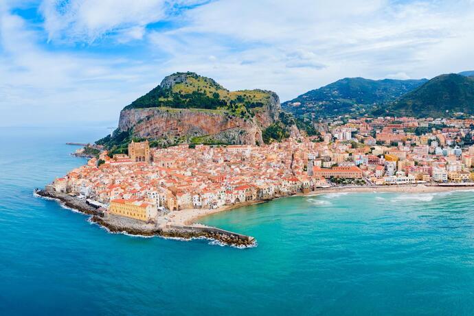 Blick auf die Küste von Cefalú auf Sizilien in Italien