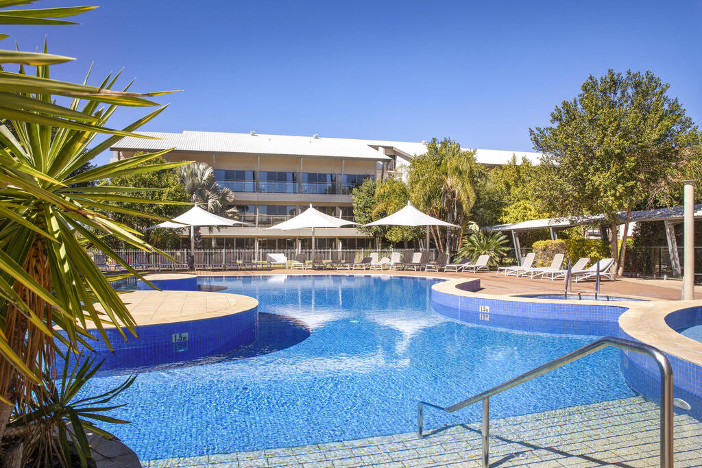 Poolbereich Crowne Plaza