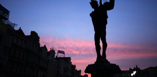 Statue bei Nacht in Poznan