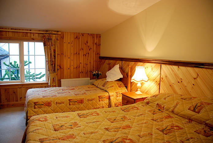 Zimmer mit zwei Doppelbetten