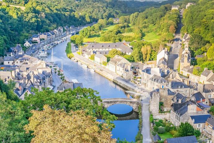 Blick auf Dinan in Bretagne auf einer Frankreich Rundreise