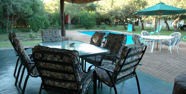 Terrasse mit Pool im Hintergrund