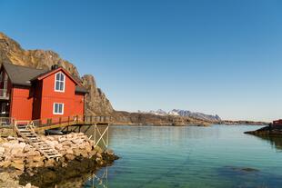 Typisches norwegisches Haus auf den Lofoten