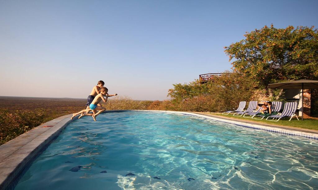 Kinder am Pool 