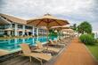 Pool mit Sonnenliegen