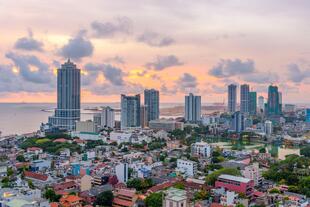 Skyline von Colombo bei Sonnenuntergang