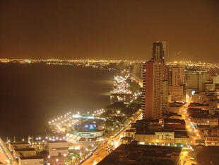 Skyline von Guayaquil bei Nacht
