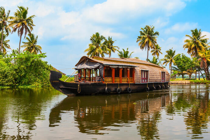 Blick auf ein traditionelles Hausboot auf dem Backwater in Kerala auf einer Indien Reise