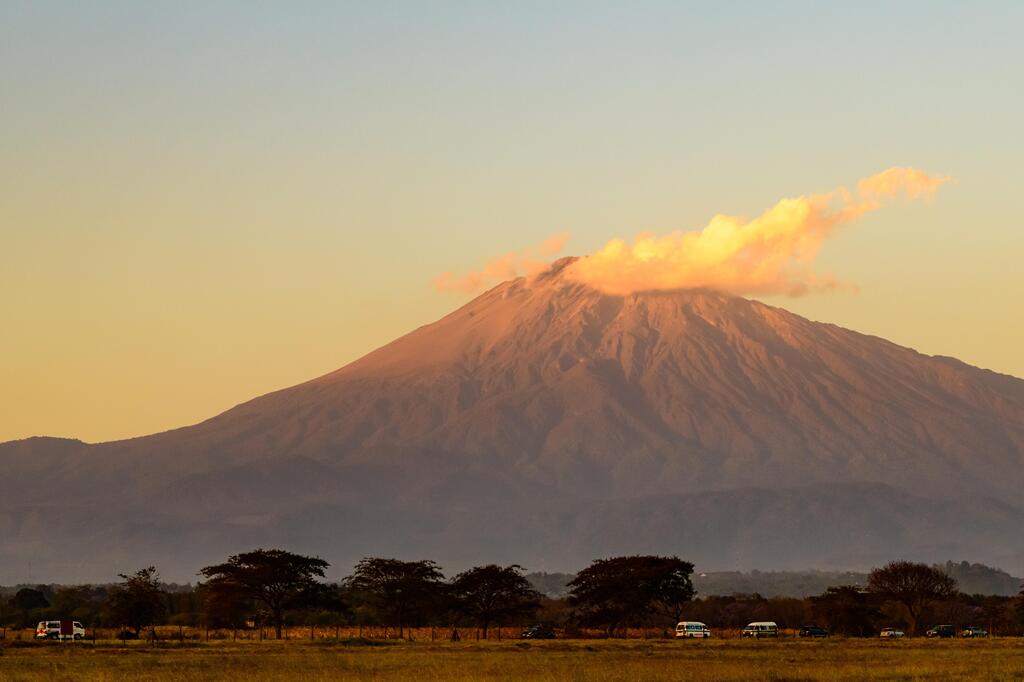 Der Mount Meru bei Arusha in der Abenddämmerung 