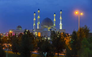Moschee in Mary bei Nacht