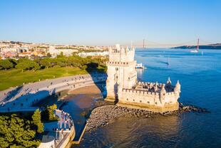 Torre de Belém mit Ponte 25 de Abril im Hintergrund