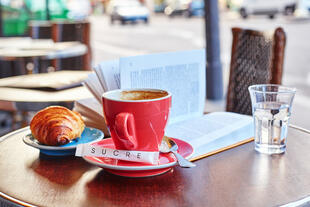 Croissant und Kaffee