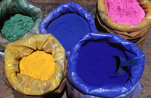 Farbpulver in  Chefchaouen 