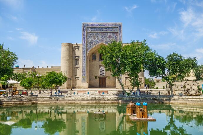 Sicht auf den historischen Lyabi-Hauz-Komplex in Buchara  