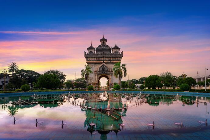 Patuxai in Vientiane, auch als "Siegesbogen" bekannt, erstrahlt in der Dämmerung in majestätischem Licht.