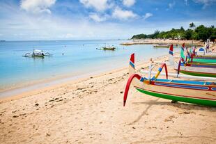 Fischerboote am Strand von Nusa Dua