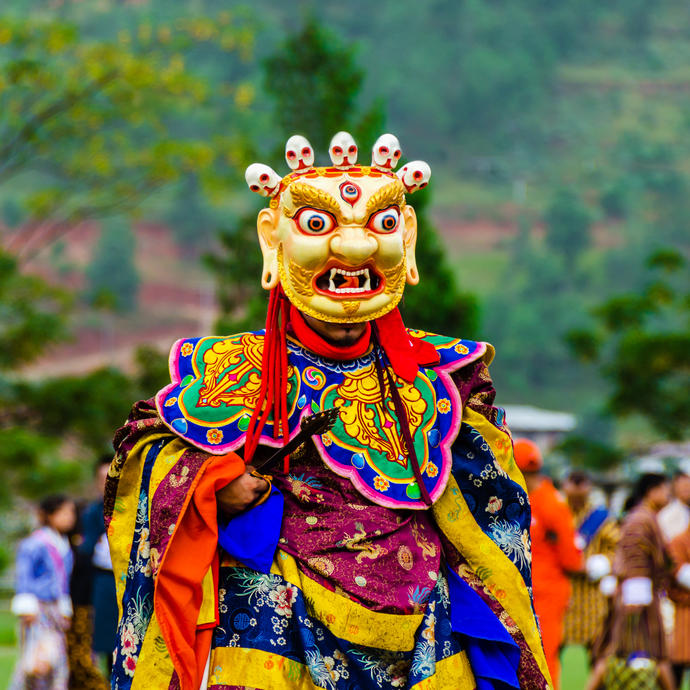 Wangdue Tänzer trägt eine hübsche Maske bei einem traditionellem Klosterfest