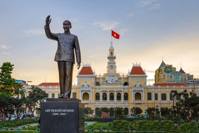 Rathaus mit Denkmal Saigon